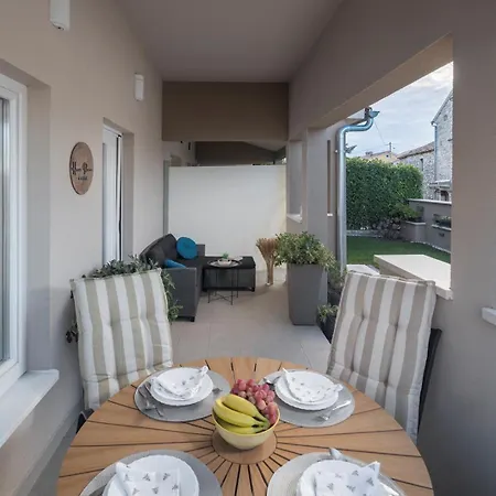 Apartament House Runa